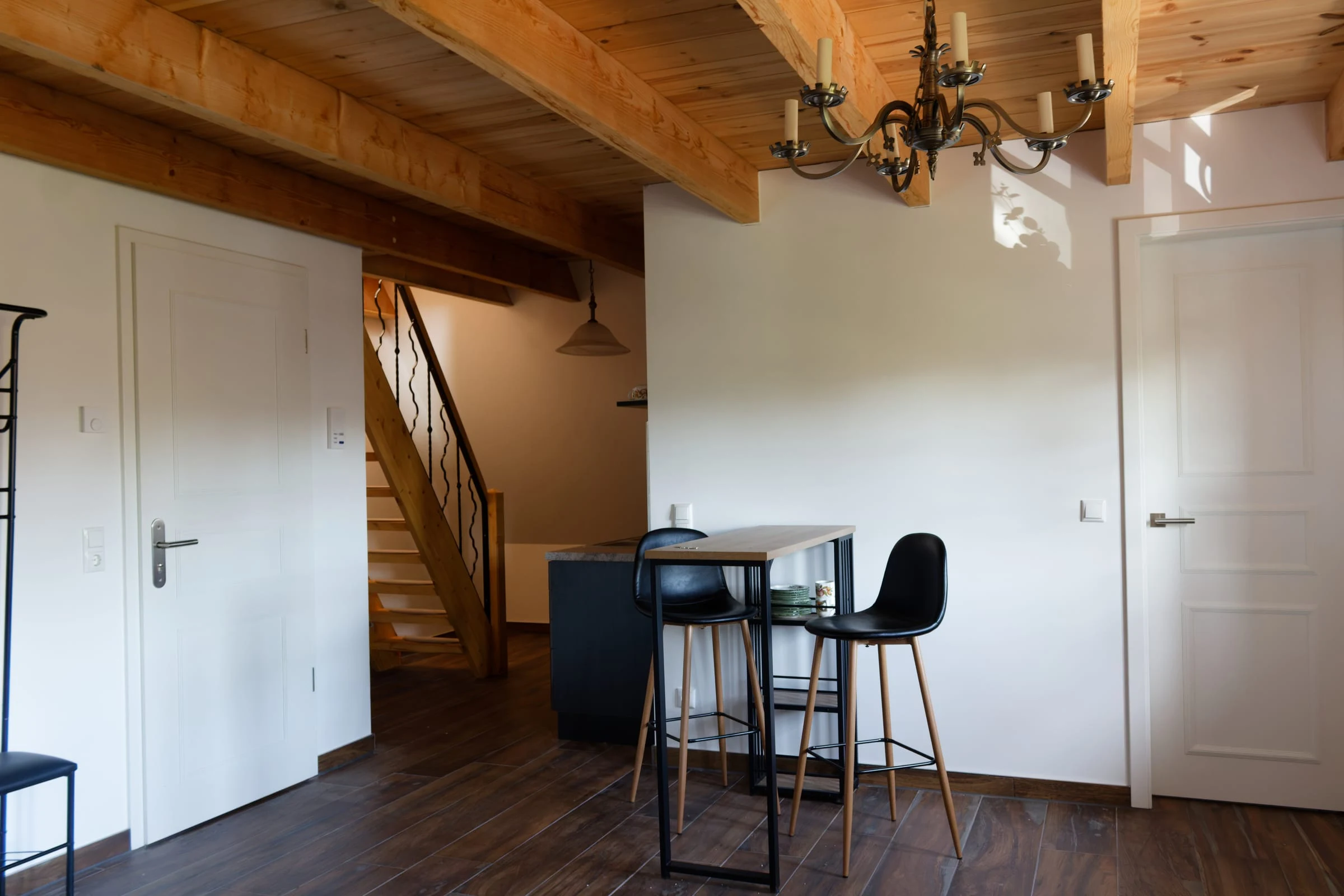 Wohnbereich von Ferienwohnung 1 mit Holzbalken und Esstisch