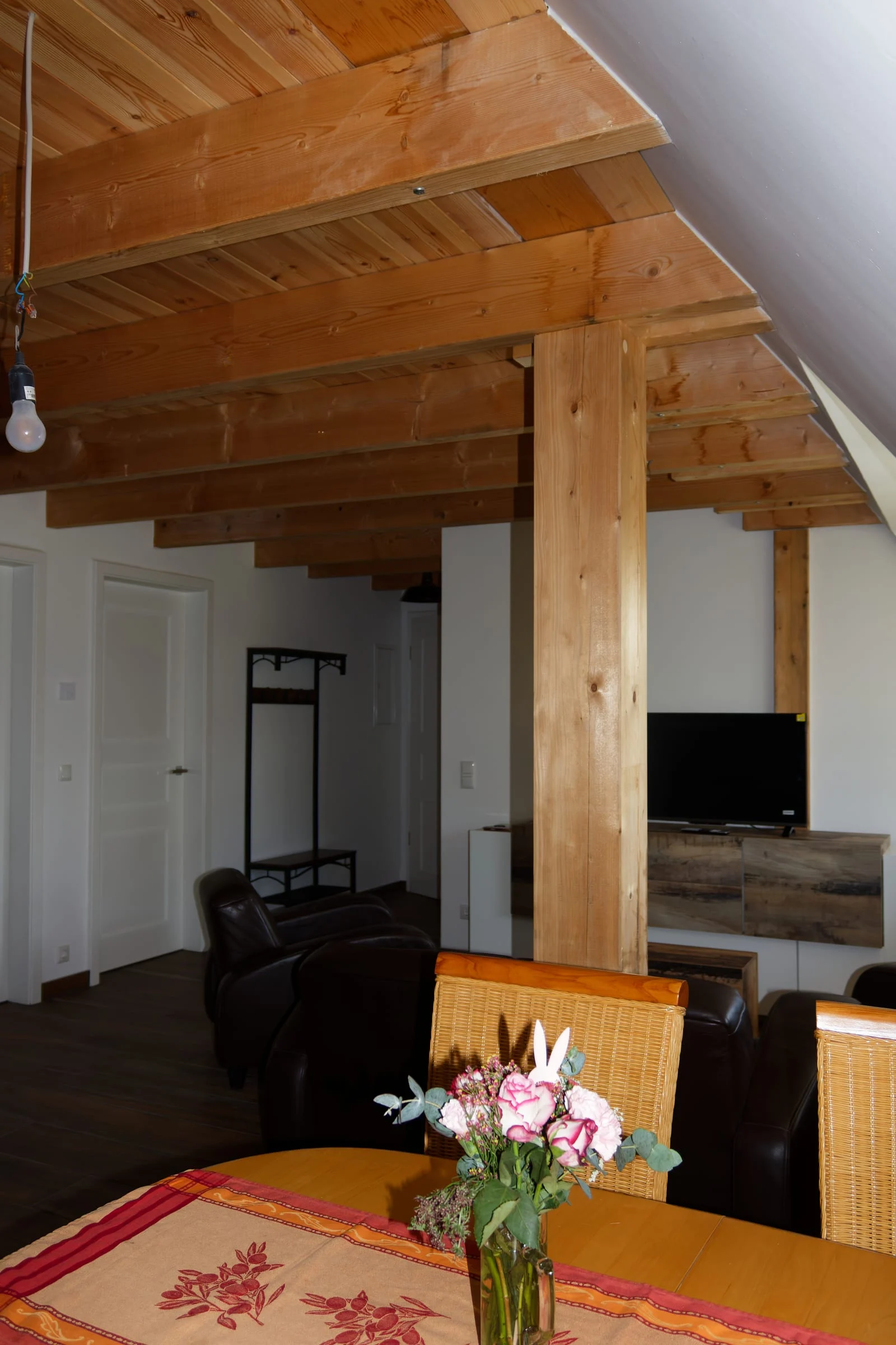 Wohnbereich von Ferienwohnung 2 mit Ledersofa und Holzbalken