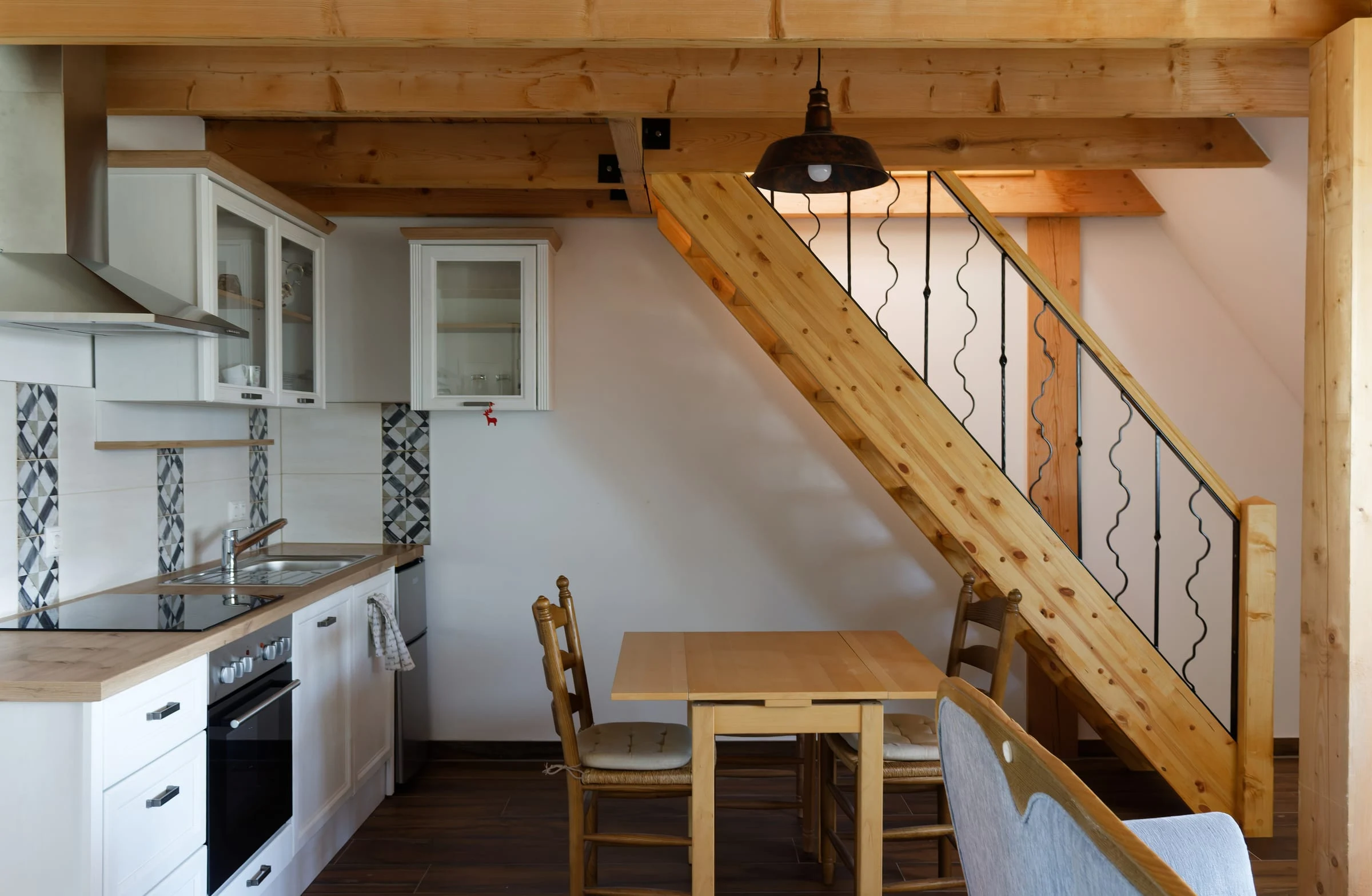 Küche und Holztreppe in Ferienwohnung 3
