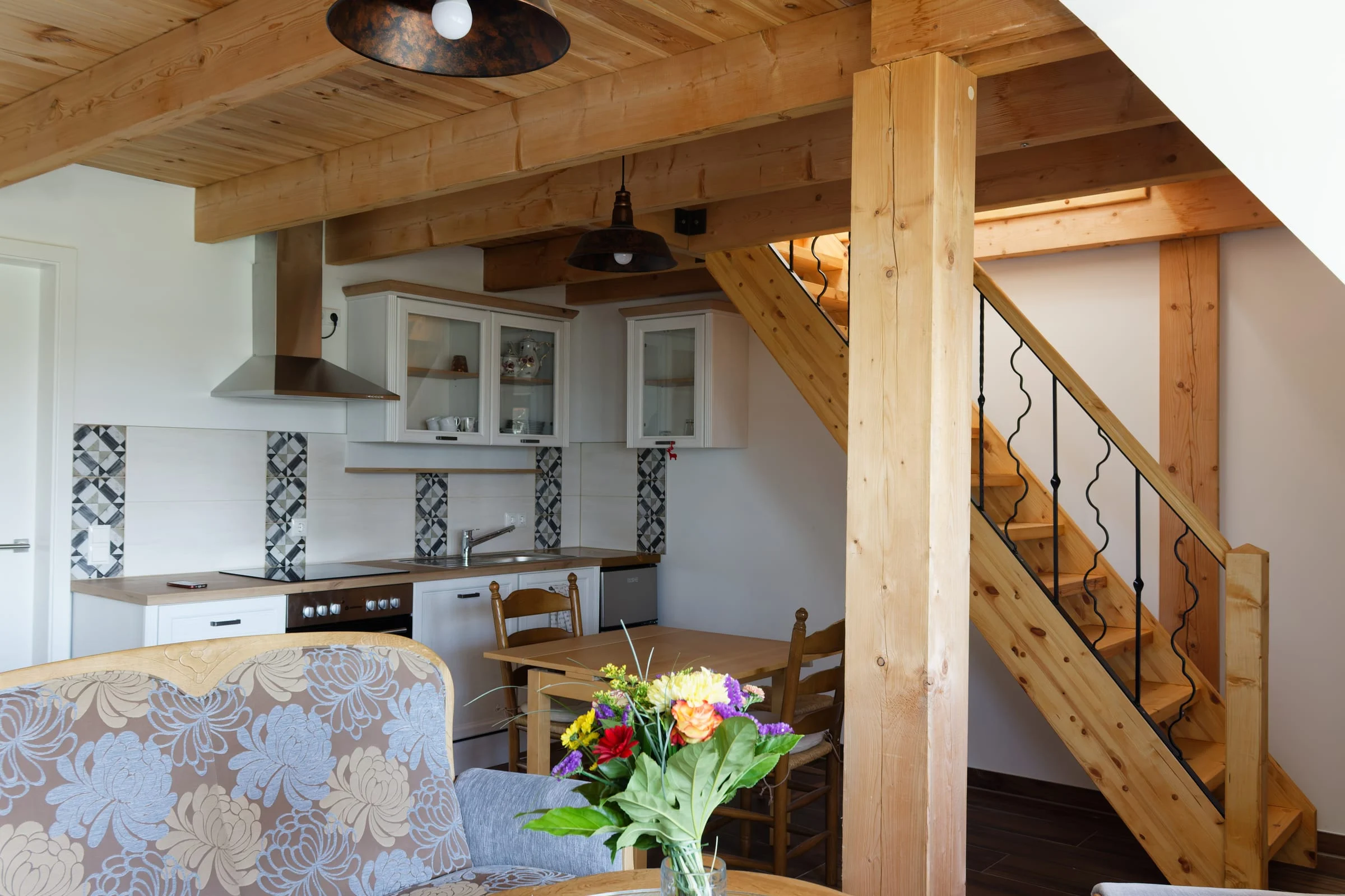 Sitzecke und Küche in Ferienwohnung 3