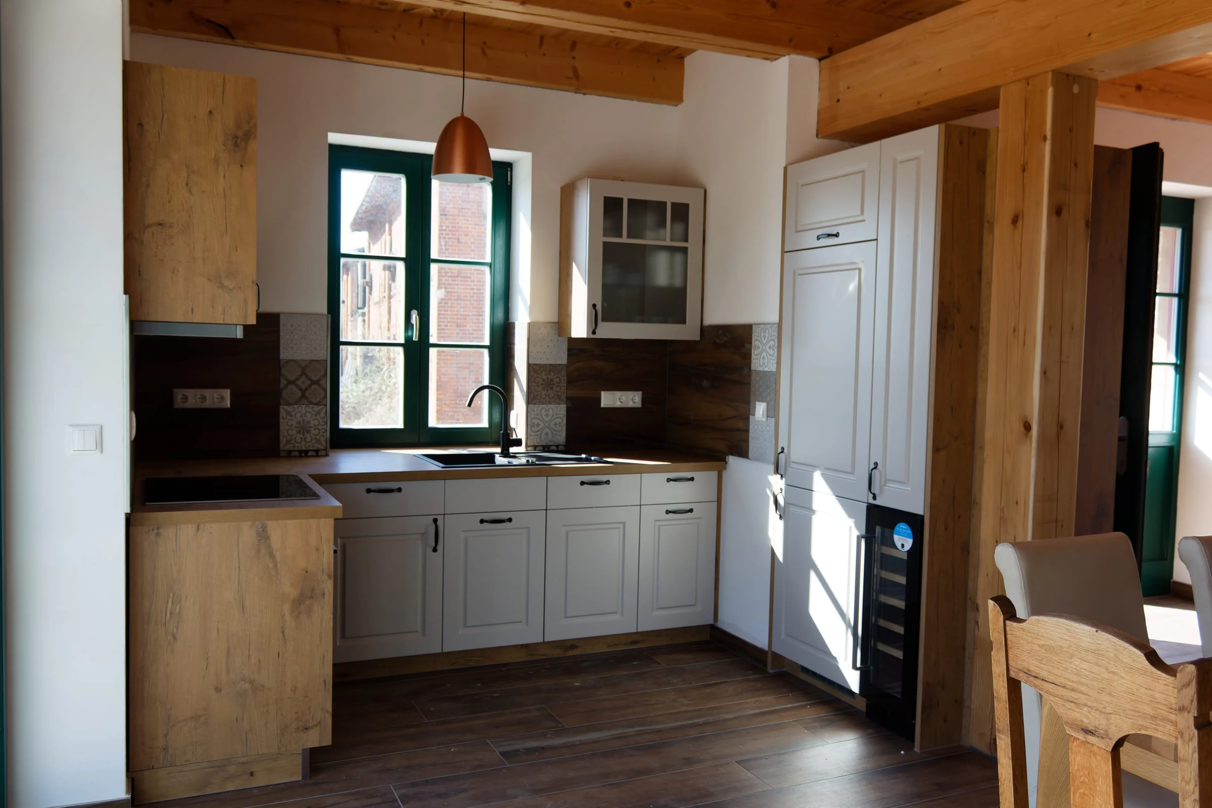 Küche in Ferienwohnung 5 mit Holzbalken und grünem Fenster