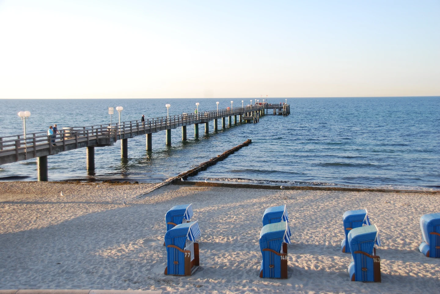 Seebrücke, Ostseestrand und Strandkörbe in Kühlungsborn