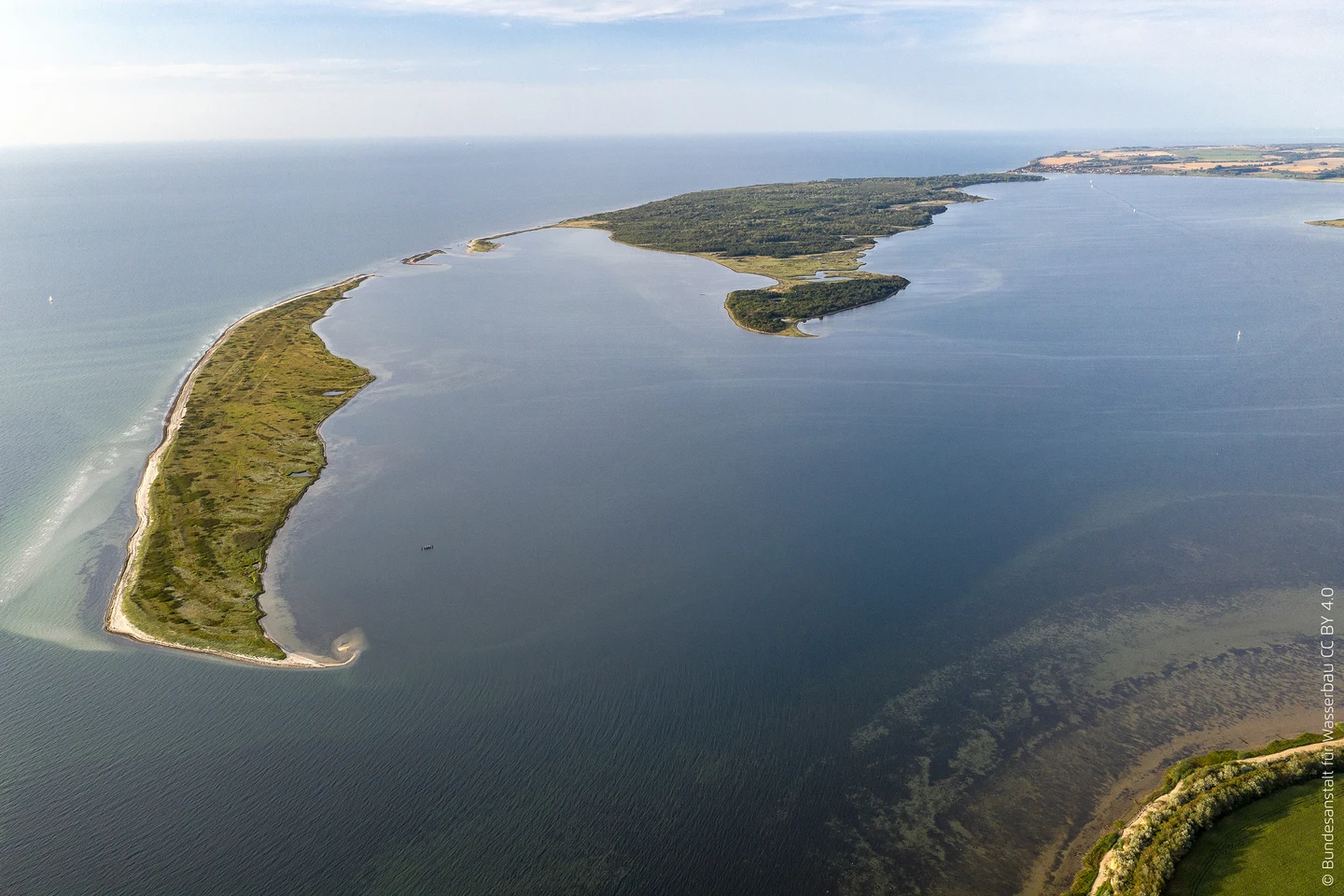 Luftaufnahme des Salzhaffs mit der Halbinsel Wustrow und Salzwiesen