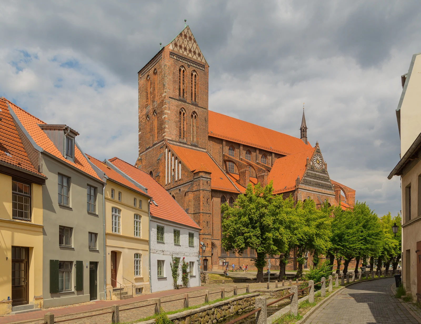 St.-Nikolai-Kirche und historische Häuser an der Frischen Grube in Wismar